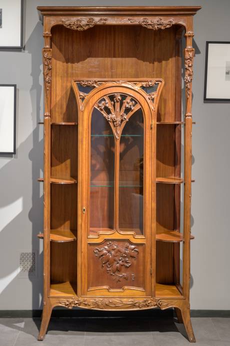 LOUIS MAJORELLE, Display cabinet in walnut and rosewood | Galerie